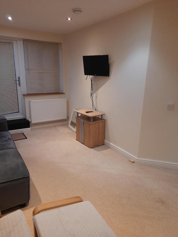 Queens One Urmston Exterior foto