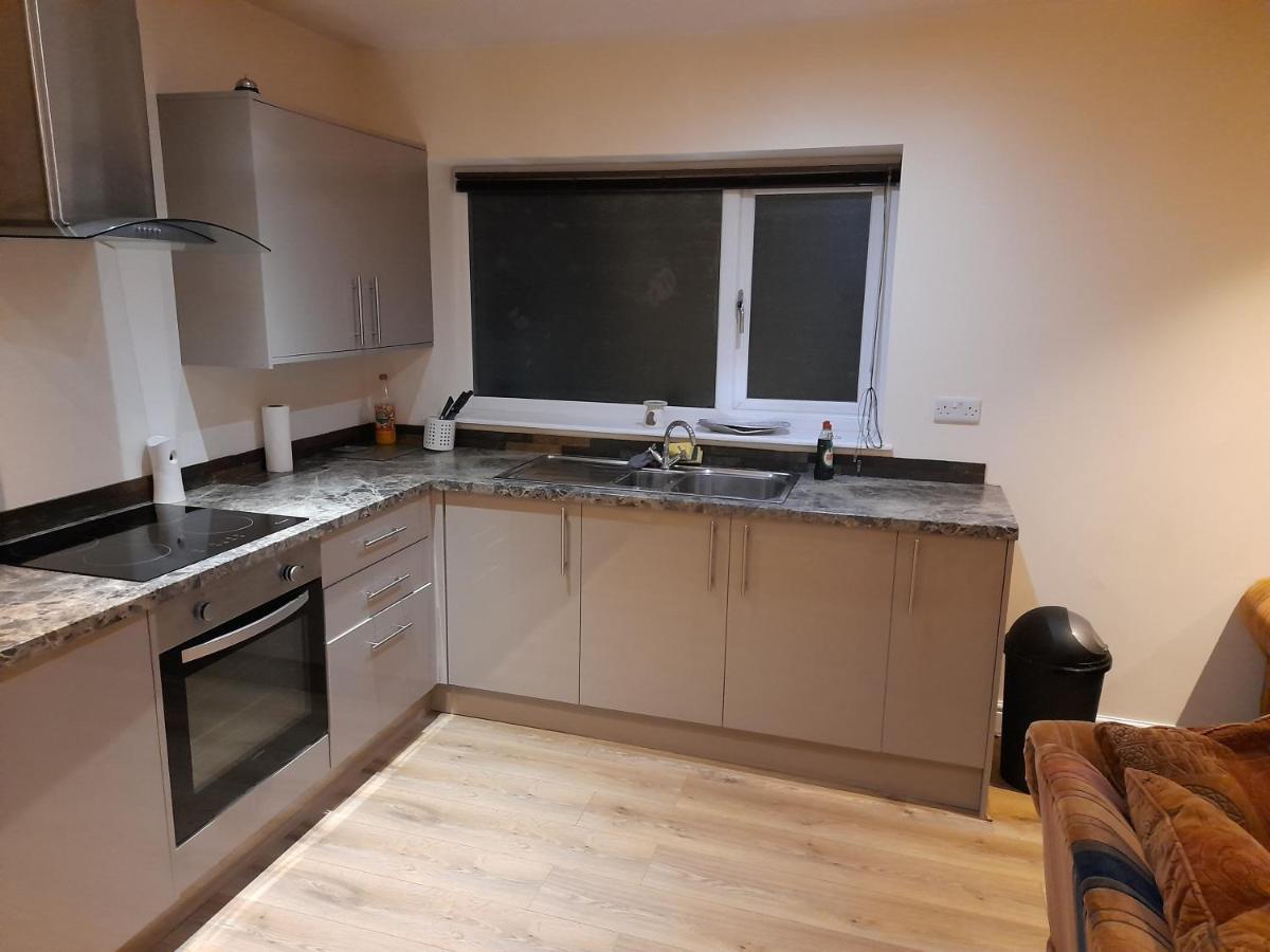 Queens One Urmston Exterior foto